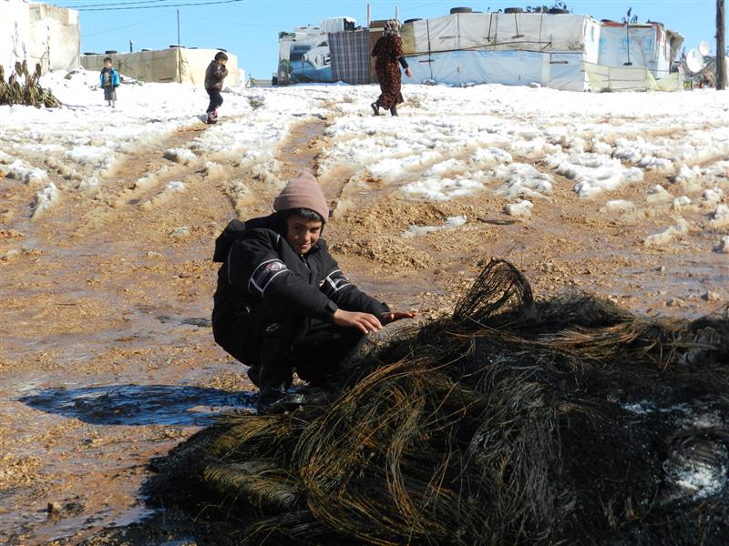 تُشعل الإطارات دفعة واحدة لتعطي نيرانها وهجاً حرارياً وغيمة من الدخان الكثيف (طارق ابو حمدان)