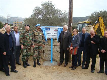 يزيحون الستار عن لوحة مشروع تدشين طريق زراعية في الفرديس بتمويل من «اليونيفل»