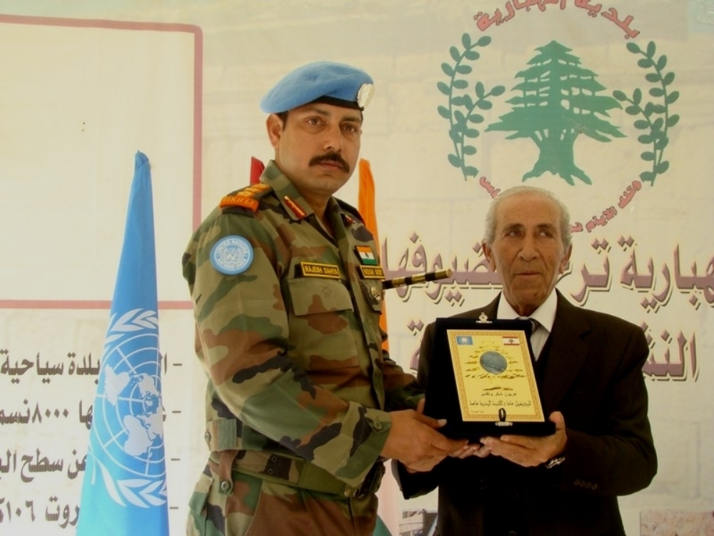 الكولونيل داهيا يقدم درعا تذكارياً الى رئيس بلدية الهبارية بركات