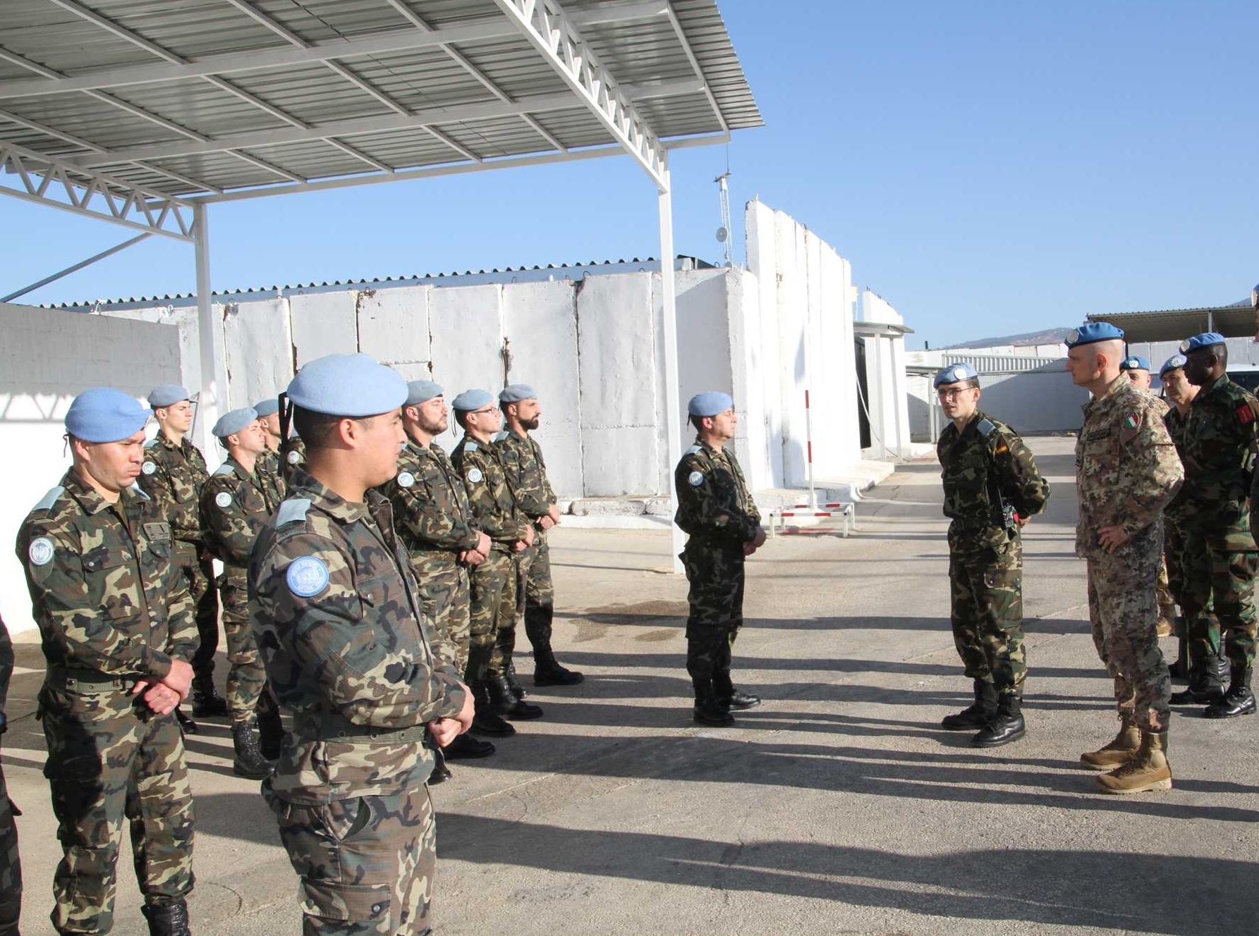 الجنرال بورتولانو يستمع الى قائد الموقع عن ظروف مقتل الجندي الاسباني