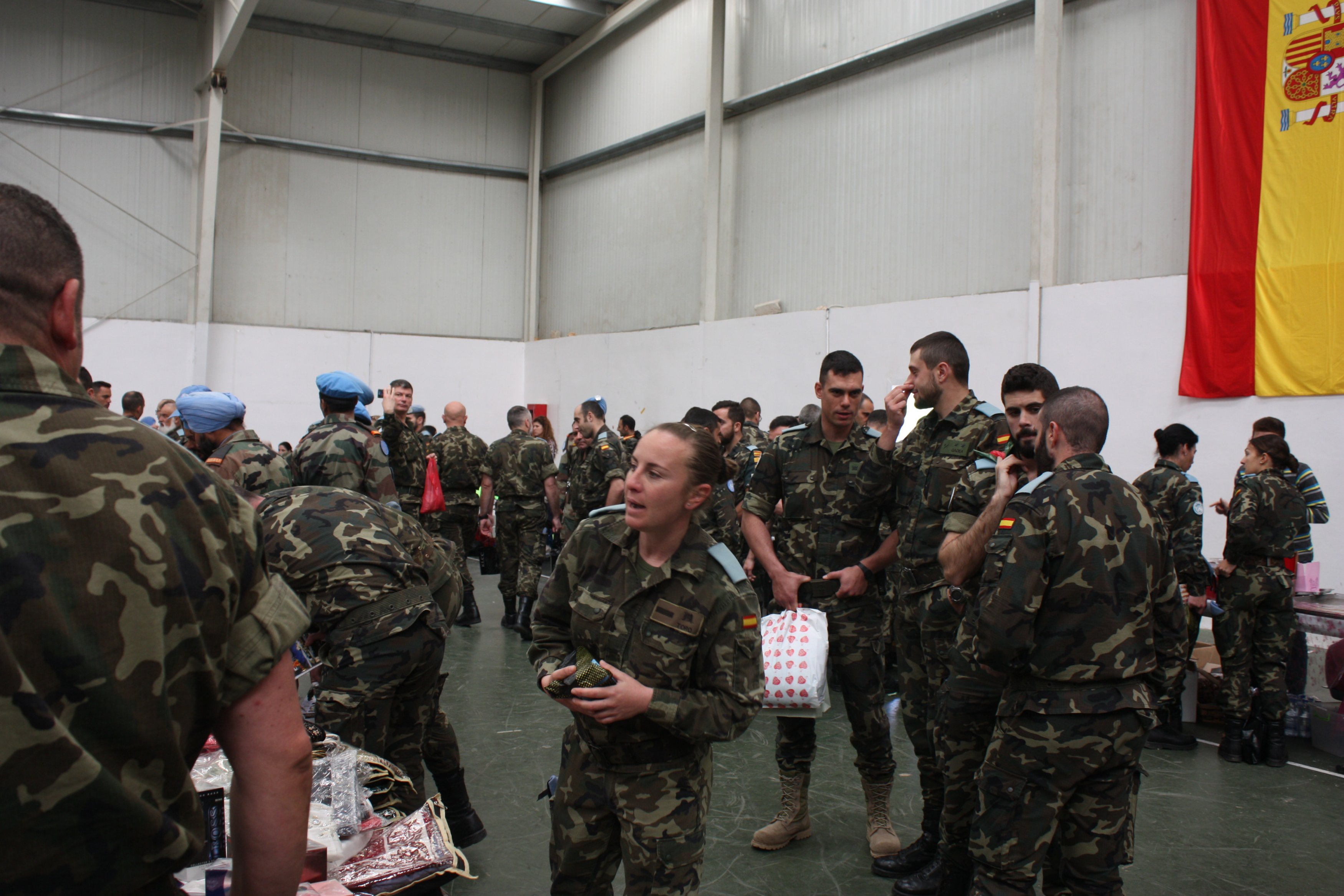 مرة أخرى، فتحت قاعدة ميغيل دي ثيرفانتس أبوابها لتجار منطقة جنوب لبنان لعرض بضائعهم وتحضير مختلف الأطباق لبنانية