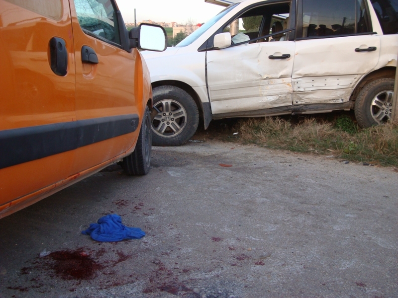 أثار دماء الجرحى جراء حادث السير