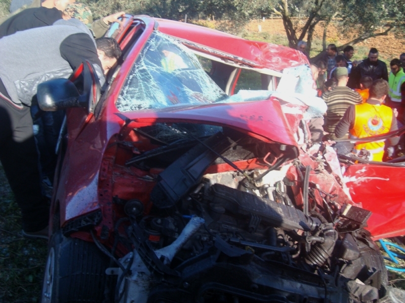 سيارة الكيا  مهشمة بعد الحادث