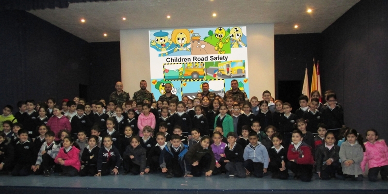 الفريق الاسباني في صورة تذكارية مع تلامذة مدرسة الراهبات في مرجعيون