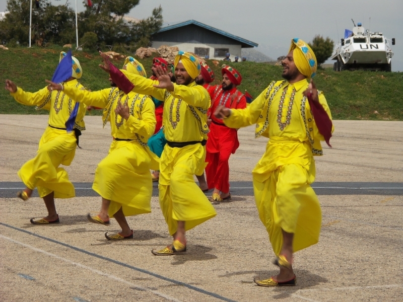 في ختام الإحتفال، قدم عناصر الكتيبة عرضا مميزا في فنون القتال، ورقصة البنغرا الخاصة بمدينة البنجاب، ومعزوفات عسكرية  لموسيقى القرب الهن