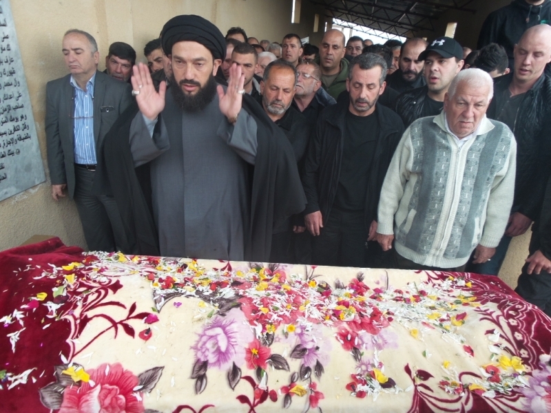 الشيخ فضل فضل الله أم الصلاة على الجثمان