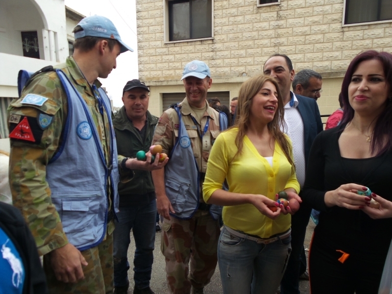 عناصر من القوات الدولية تشارك الاهالي في المفاقسة بالبيض