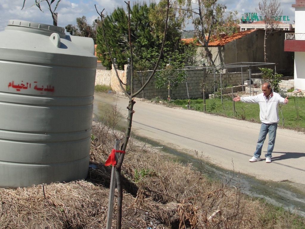 الصديق محمد عبدالله هو أحد المتضررين، يؤكد ان المعاناة جراء هذا المشكل عمرها سنوات وأنه تقدّم بشكوى الى البلدية 
