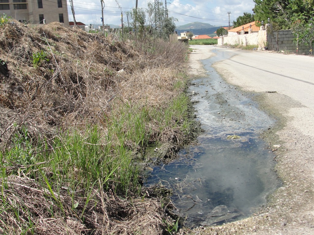 سيول من المياه المبتذلة التي تفوح منها الروائح الكريهة