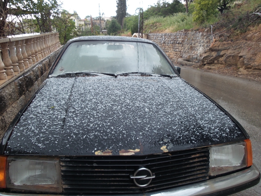 حبّات البَرَد غطّت السيارات والطرقات في أواخر شهر نيساننيسان