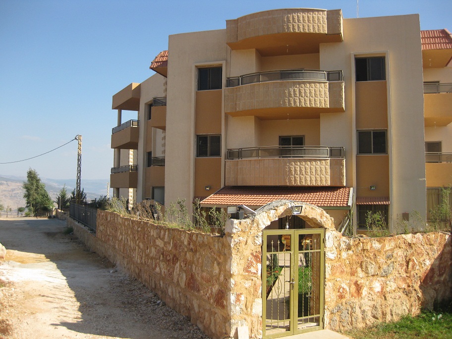 مشروع مطل الجبل السكني يتكون من شقق سكنية بمساحات 160 م2 خمس غرف، سعر الشقة 75000$ 