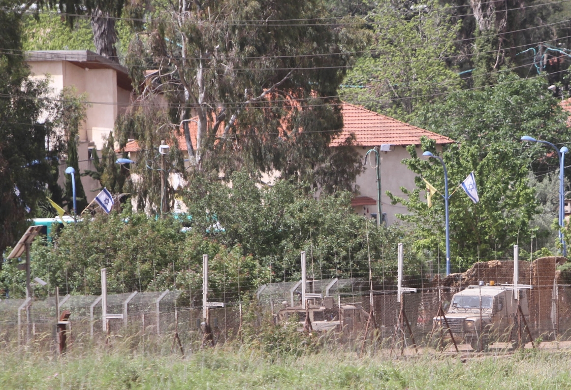 دورية للعدو تراقب الجانب اللبناني من داخل مستعمرة المطلة