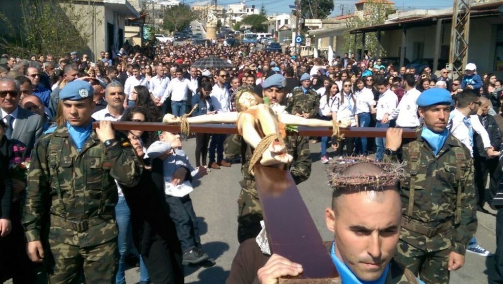 حمل الجنود الاسبان النعش المزين بالورود يتقدمهم راعي ابرشية بانياس ومرجعيون للروم الملكيين الكاثوليك المتروبوليت جاورجيوس حداد