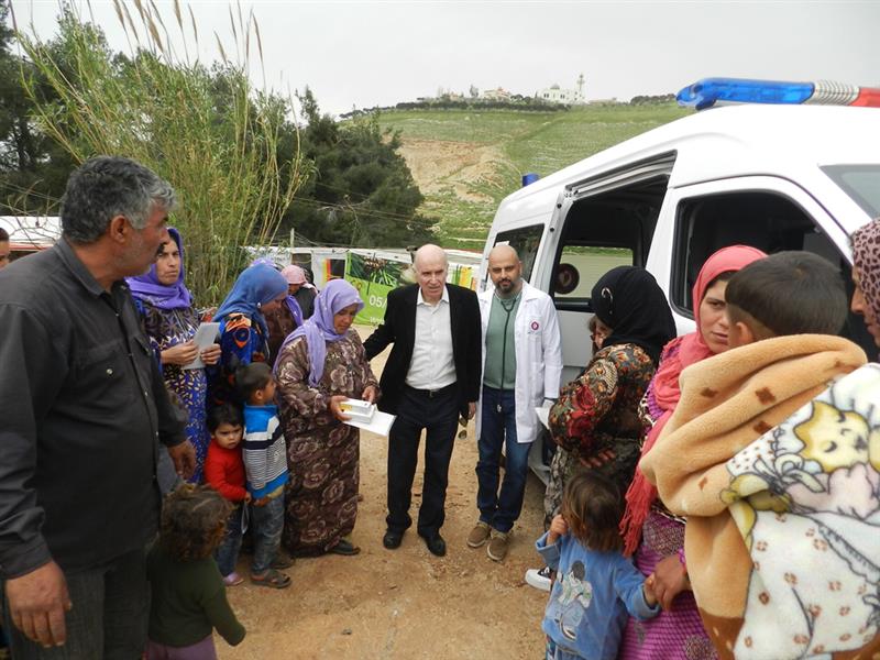 رئيس المؤسسة الدكـــتور كامل مهنا مع الطاقم الطبي في مخيم نازحي مرجعيون (طارق ابو حمدان)
