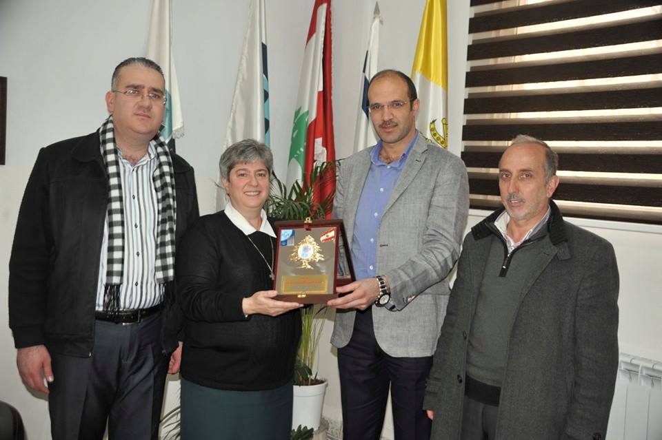  رئيس بلدية بعلبك الدكتور حمد حسن، يرافقه عضوا المجلس البلدي الاستاذ سامي رمضان والحاج يونس الرفاعي، يقدمون درعا تقديرية لمديرة مدرسة را