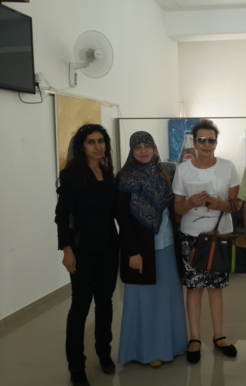 الكاتبة السيدة هيفاء نصّار تتوسط المحامية وداد يونس (رئيسة نادي الخيام الثقافي) والسيدة سوزان حسين وهبي -أرشيف