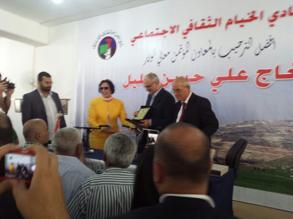 رئيسة نادي الخيام، المحامية وداد يونس، تقدّم درعاً لوزير المالية الحاج علي حسن خليل، بحضور الأستاذ سعيد الضاوي والحاج خنجر شعيب