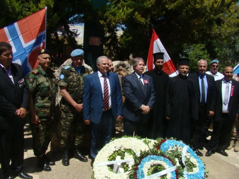 وضع أكاليل عند النصب التذكاري لشهداء الكتيبة النروجية (طارق ابو حمدان)