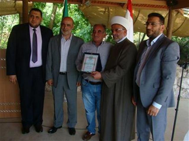 الزميل حديفة يتسلّم الدرع التكريمية من المفتي دلي وحمود