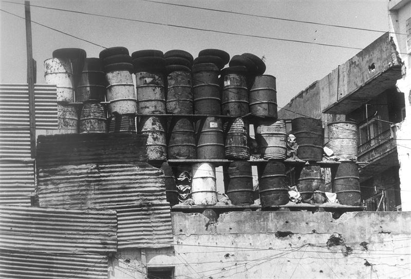 المتاريس في الشياح عين الرمانة 1975 (أرشيف «السفير»)