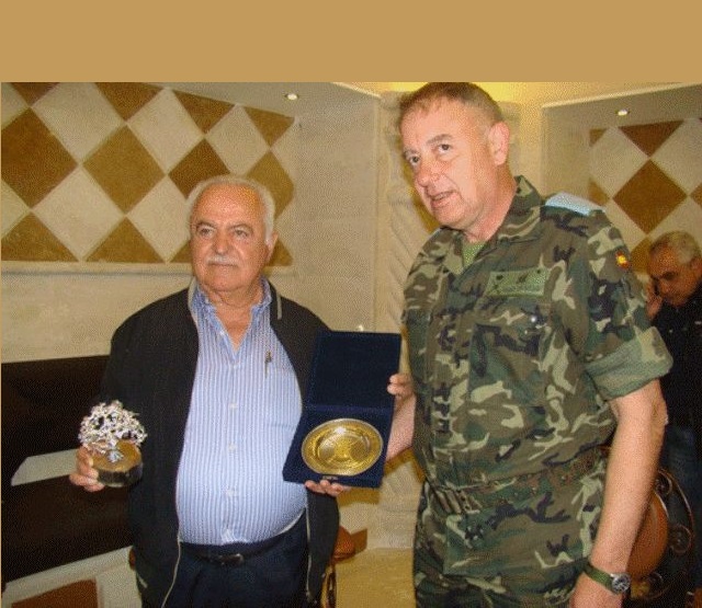 رئيس اتحاد بلديات العرقوب وبلدية شبعا محمد صعب يتبادل الدروع التكريمية مع قائد القطاع الشرقي في «اليونيفيل« الجنرال الإسباني أنطونيو رو
