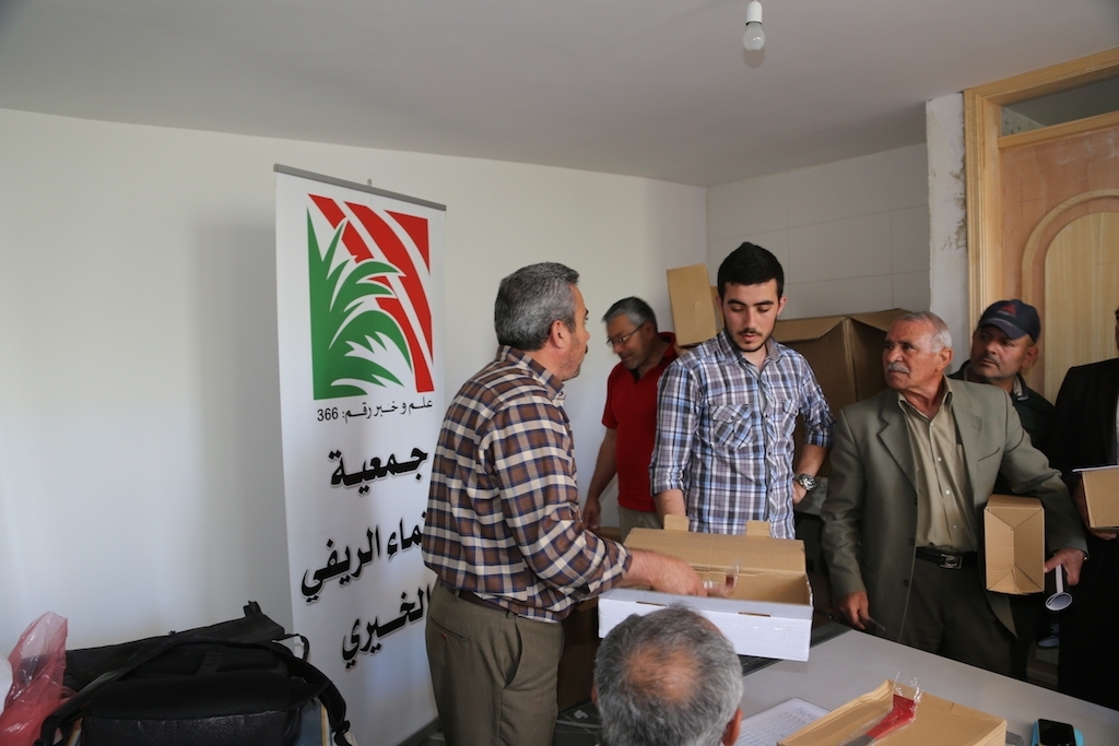  توزيع لوازم تربية النحل على المشاركين في ا لدورة