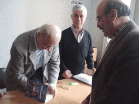 الدكتور زهيـر هـواري يوقع أحد مؤلفاته