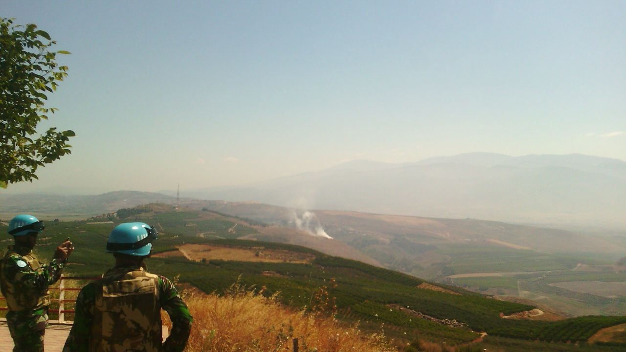 جنديان دوليان يراقبان المناورة