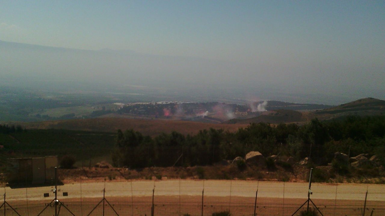 قنابل دخانية ملونة وقذائف في محيط مستعمرة التخشيبة