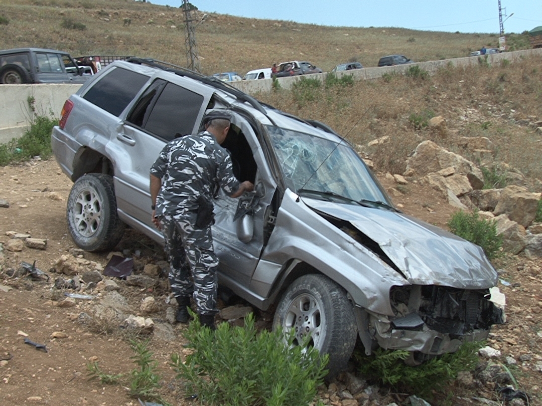 عنصر من قوى الامن يجري تحقيقا بحادث السير الذي وقع على طريق الخردلي والذي ادى الى ازدحام  في الاتجاهين
