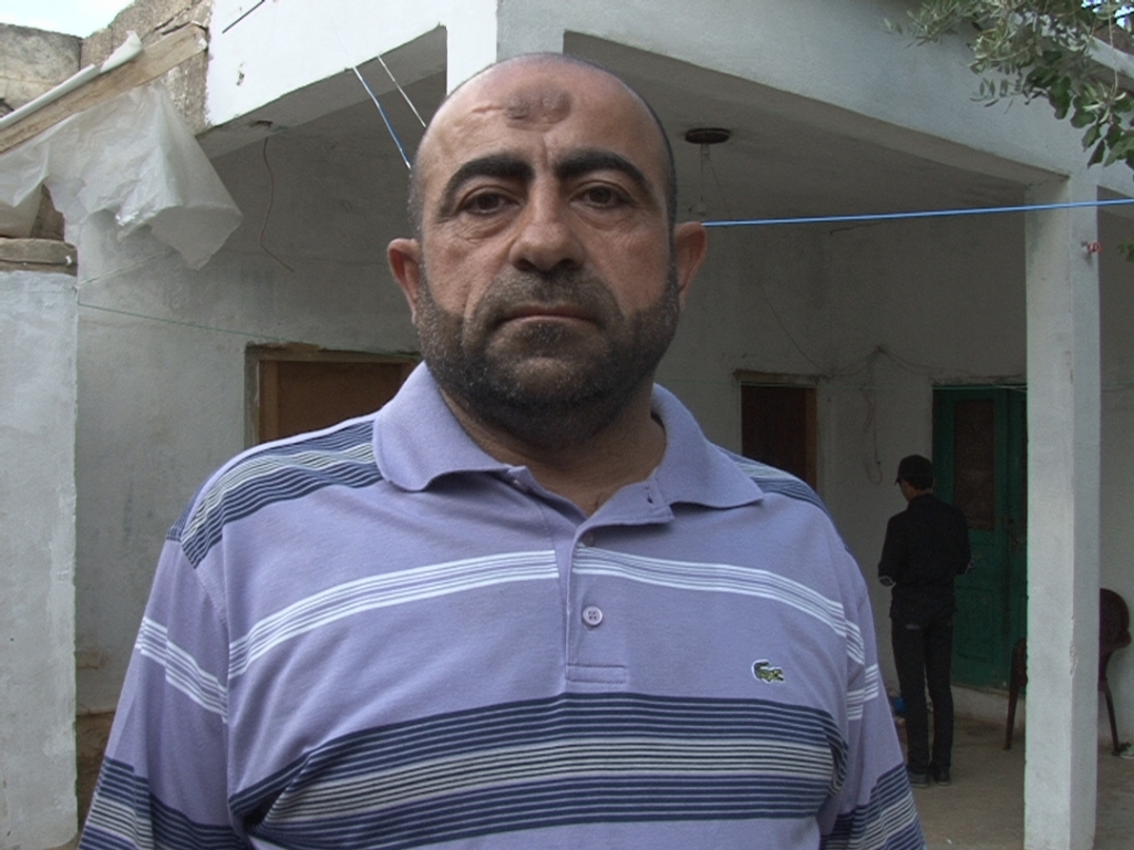 اثار الدماء في فناء الدار