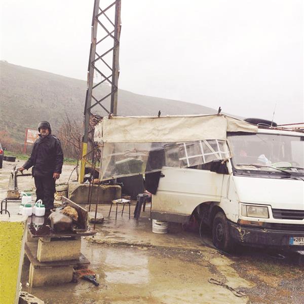 القهوجي أبو محمود أمام «مقهاه» على طريق جسر الخردلي