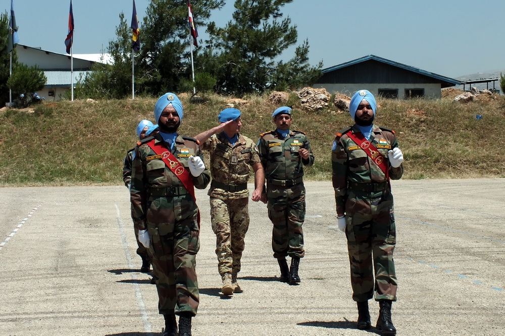 الجنرال بورتولانو  يستعرض عناصر الكتيبة الهندية