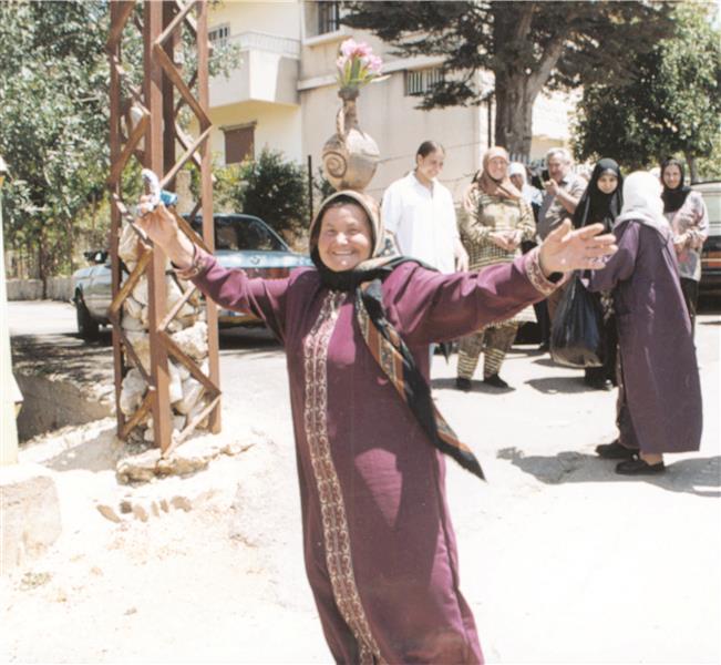 مواطنة من حولا تحتفل بتحرير الجنوب وتحرير الأسرى (أرشيف)