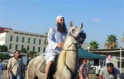 الشيخ أحمد الأسير يمتطي جواداً... شريداً ومتوارياً