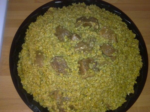 من استعمالات الفريكة اطباق اللحم او الدجاج، وهي من الاطباق الخيامية الدسمة واللذيذة، والتي تقدم على سفرة شهر رمضان الكريم