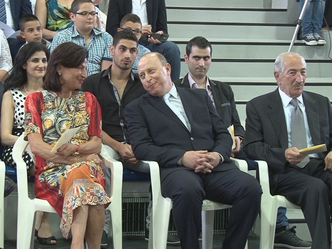 مدير المدرسة الأستاذ عماد خوري يتوسط رئيس البلدية المهندس أمال الحوراني وعقيلته السيدة ريما