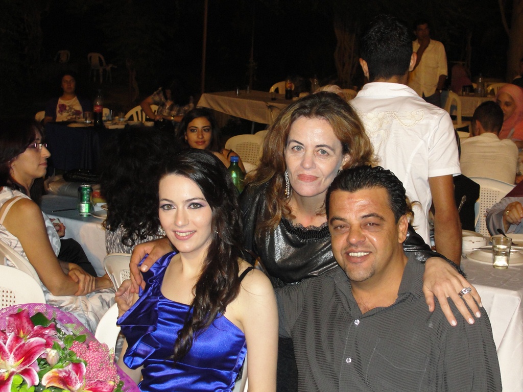 الحسناء خلود خريس (النموذج الخيامي في التفوق العلمي) مع والدتها وخالها