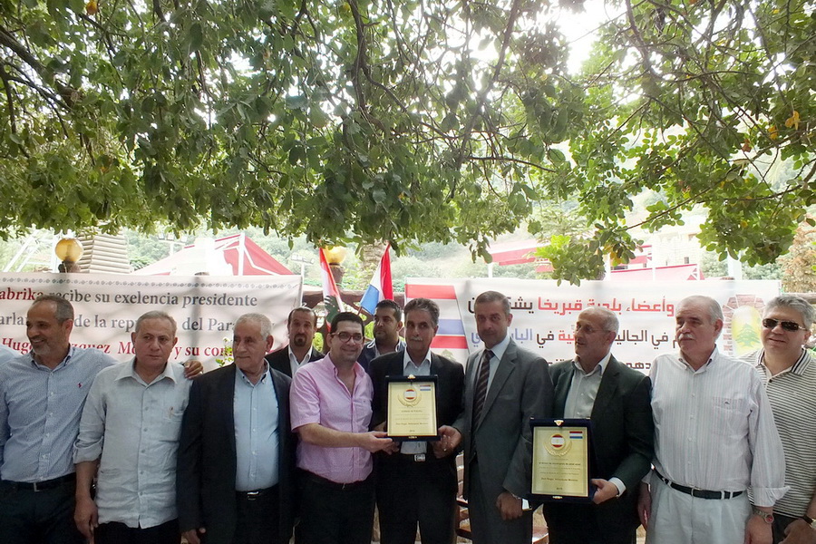 -        درعان تذكاريان تقديراً للرئيس مورينو من الإتحاد وبلدية قبريخا تأريخاً لهذه الزيارة- صورة مايا العشي – مرجعيون