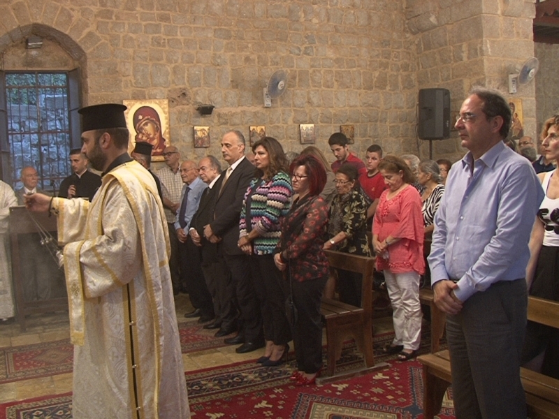 مريم العذراء جمعت المسلمين والمسيحيين تحت لوائها. فهم تحلقوا حولها ليأخذوا البركة وينطلقوا في عبادتهم لله\