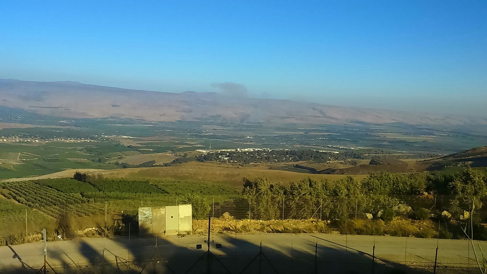 دخان الحرائق التي سببها سقوط الصواريخ على منطقة زعورة ومستعمرة دان في سهل الحول