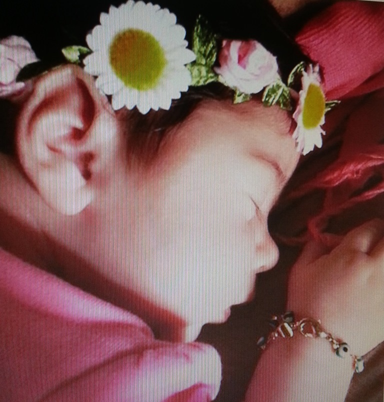 ايلا بالفرح تملأ قلوب العائلة وتتربى بعز والديها