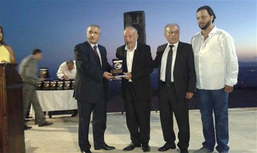 خلال توزيع الدروع على المكرّمين في مهرجان كفرحمام  الثقافي الفني الثاني