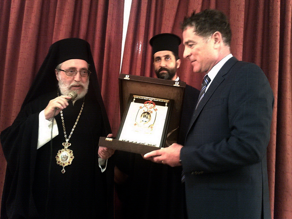 المتروبوليت كفوري يقدم له درع كرسي مطرانية صور وصيدا ومرجعيون للروم الأرثوذكس - صورة مايا العشي – مرجعيون