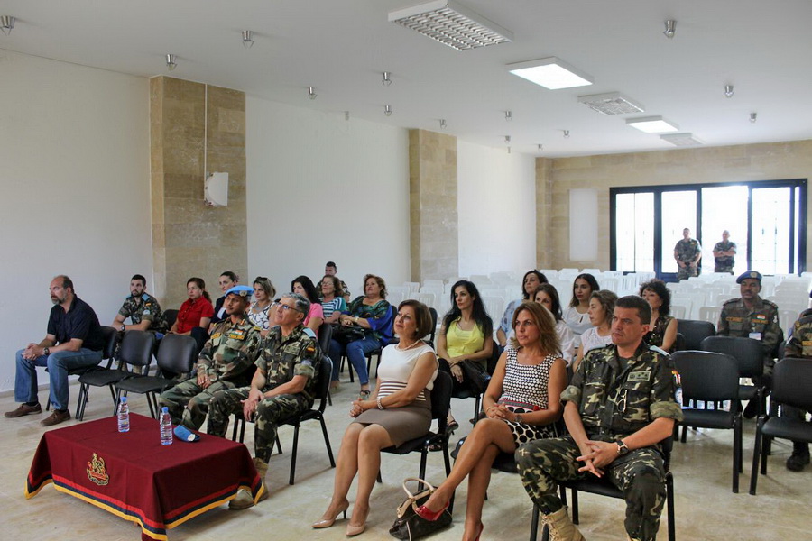 الجنرال كوندي والكولونيل ساها في مقدم الحضور في حفل تخرج دورة اليوغا في إبل السقي - صورة مايا العشي – مرجعيون