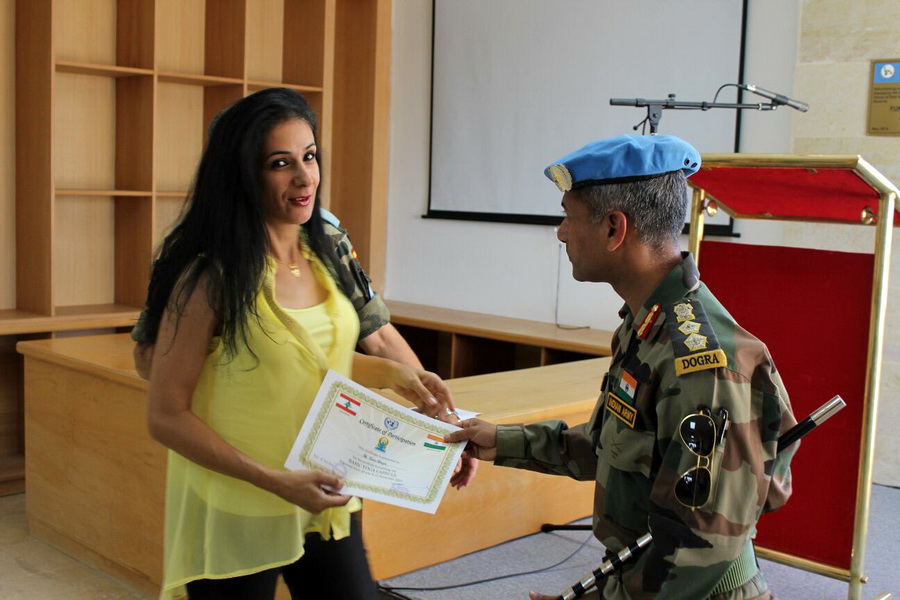 الجنرال كوندي والكولونيل ساها يسلمان شهادات التخرج على المشاركات بدورة \