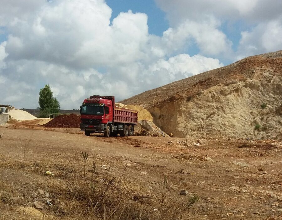 شاحنة ترمي الردم في جورة الداموري في وضح النهار