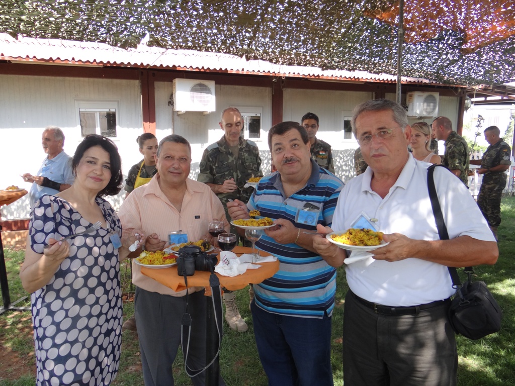 الدعوة تمت أيضاً في الهواء الطلق مما أضفى على طبق الباييلا اللذيذ جواً ممتعاً وهادئاً