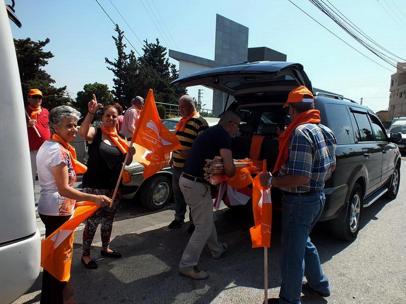 مناصرو التيار في مرجعيون يستعدون للإنطلاق إلى التظاهرة في ساحدة الشهداء - صورة مايا العشي – مرجعيون