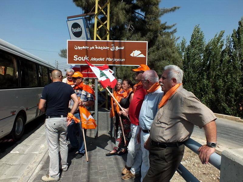 يتجمعون في شارع المصارف على بولفار مرجعيون - صورة مايا العشي – مرجعيون